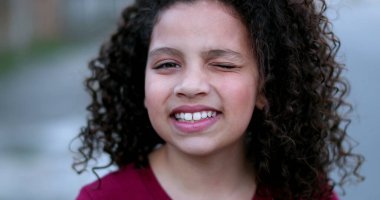 Çocuk kameraya göz kırpıyor, portre yüz.