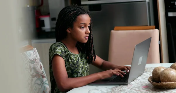 Criança Franca Usando Laptop Menina Ajustando Cabelo Enquanto Navega Internet — Fotografia de Stock