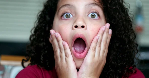 Kind Überrascht Reaktion Auf Nachricht Aufgeregtes Kleines Mädchen — Stockfoto