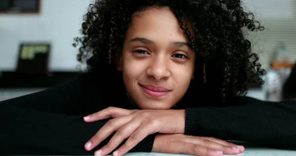 Enfant Souriant Portrait Gros Plan Visage Préadolescente Fille Noir Ethnicité — Photo