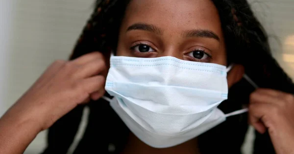 Criança Removendo Máscara Facial Vívida Sentindo Alívio Menina Tomando Máscara — Fotografia de Stock