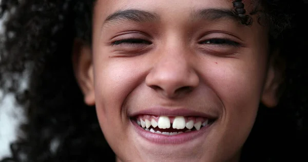 Criança Vida Real Rir Sorrir Menina Africana Reagindo Rindo Sorrindo — Fotografia de Stock