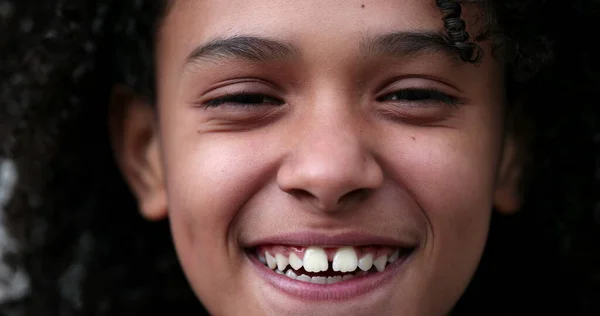 Gyerekek Nevetnek Mosolyognak Kis Afrikai Lány Reagál Nevetve Mosolyogva — Stock Fotó