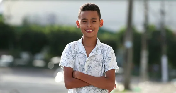 ブラジル人の子供は通りの外のカメラで笑っている ヒスパニック系南アメリカ人の少年 — ストック写真