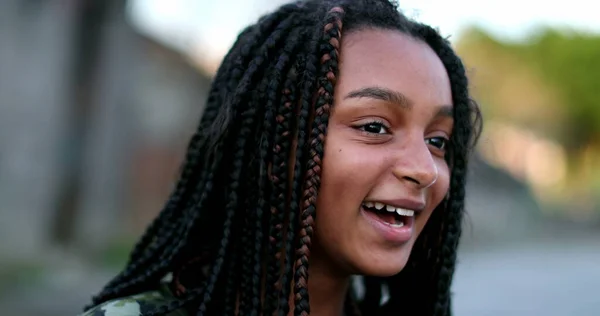 Czarna Nastolatka Śmiejąca Się Uśmiechnięta Twarz Portretowa Prawdziwe Życie Śmieje — Zdjęcie stockowe
