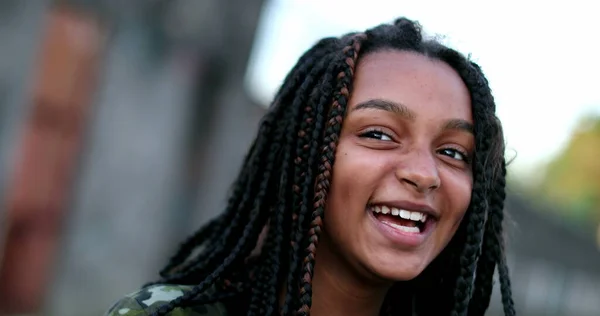 Czarna Nastolatka Śmiejąca Się Uśmiechnięta Twarz Portretowa Prawdziwe Życie Śmieje — Zdjęcie stockowe