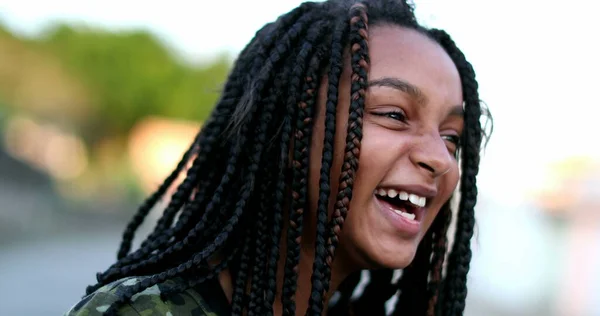 Schwarzes Preteen Mädchen Lacht Und Lächelt Porträtgesicht Das Wahre Leben — Stockfoto