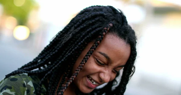 Чорна Дівчина Дев Ятнадцять Сміється Усміхається Портрет Обличчя Реальне Життя — стокове фото