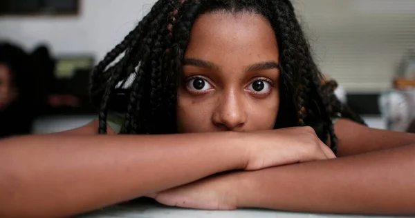 Ojos Negros Niña Preadolescente Mirando Cámara Adolescente Adolescente Cara Cerca — Foto de Stock