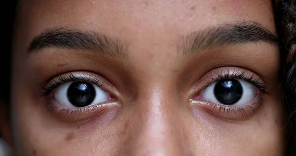 Черная Девочка Подросток Смотрит Камеру Закрывая Глаза — стоковое фото