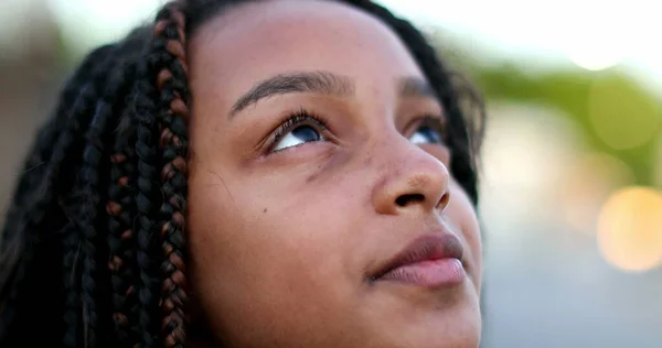 Czarna Nastolatka Zamykająca Oczy Kontemplacji Dziecko Otwierające Oko Niebo Uśmiechające — Zdjęcie stockowe