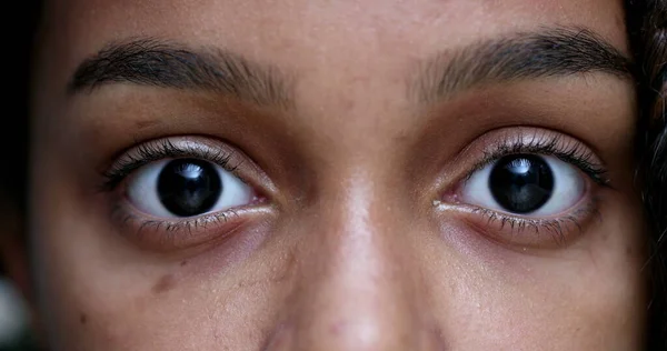 Zwart Tiener Meisje Staren Naar Camera Kind Sluiten Ogen — Stockfoto