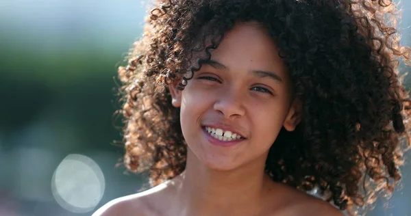 Preto Preteen Menina Criança Sorrindo Para Câmera Fora Criança Africana — Fotografia de Stock