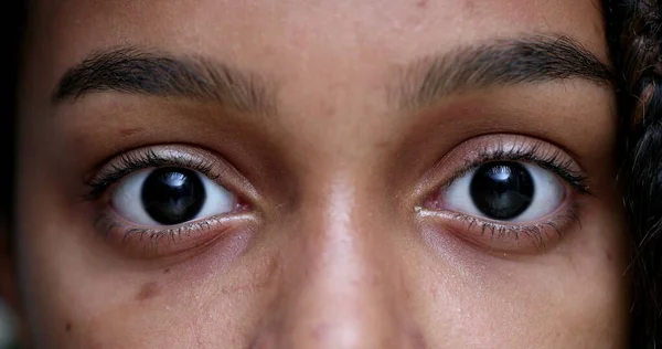 Gadis Hitam Remaja Menatap Kamera Mata Menutup Anak — Stok Foto