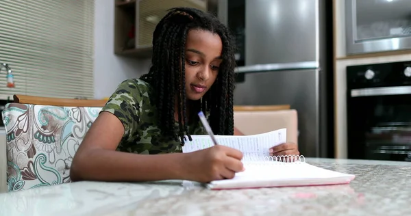 Μαύρο Κορίτσι Γράφει Σημειώματα Για Σπίτι Προεφηβικές Σπουδές — Φωτογραφία Αρχείου