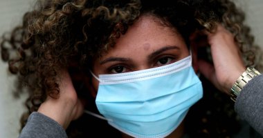 Cırtlak maske takan İspanyol kadın. Latinlerin cerrahi maske takması