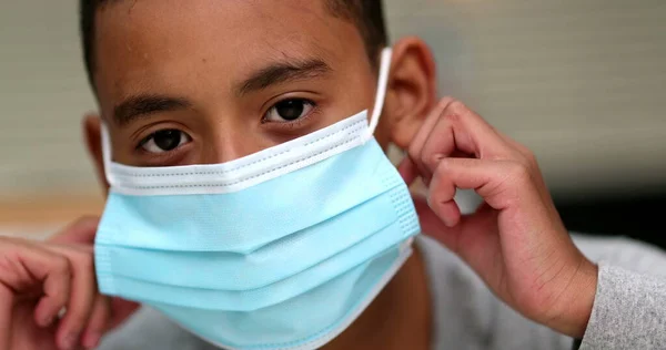 Kleiner Junge Entfernt Lebendige Gesichtsmaske Spürt Erleichterung Ende Des Pandemiekonzepts — Stockfoto