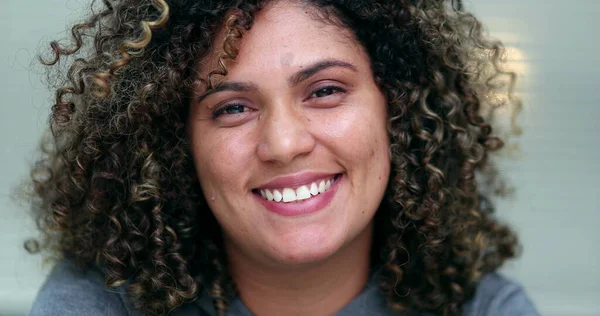 Latynoska Kobieta Uśmiech Portrecie Latynoska Osoba Ameryki Południowej — Zdjęcie stockowe