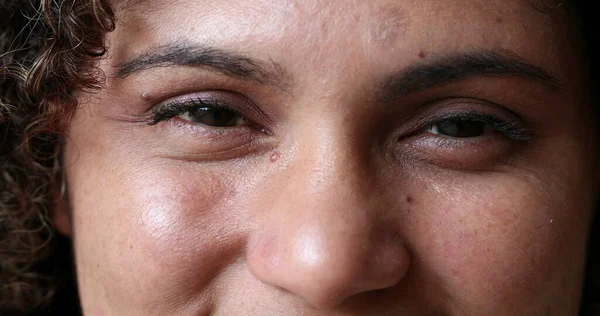 Mujer Hispana Abriendo Los Ojos Cara Primer Plano Mirando Fijamente — Foto de Stock