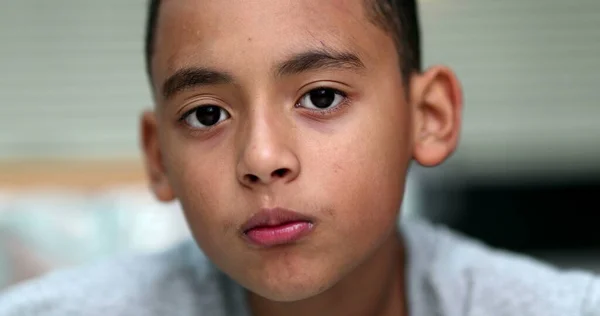 Hispânico Menino Criança Retrato Nenhuma Expressão Emoção Séria — Fotografia de Stock