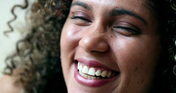 Іспано Чорна Жінка Справжнє Життя Сміється Посміхається — стокове фото