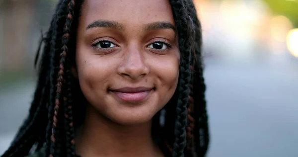 Hispanische Schwarze Preteen Mädchen Gesicht Lächelnd Brasilianisches Glückskind — Stockfoto