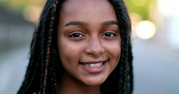 Hispanische Schwarze Preteen Mädchen Gesicht Lächelnd Brasilianisches Glückskind — Stockfoto