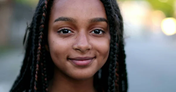 Gülümseyen Latin Siyahi Reşit Olmayan Kız Yüzü Brezilyalı Mutlu Çocuk — Stok fotoğraf