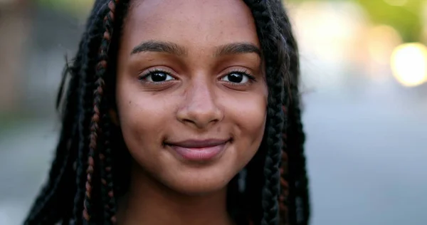 Cara Niña Preadolescente Negra Hispana Sonriendo Brasileña Feliz Niño — Foto de Stock