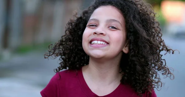 Mutlu Spanyol Küçük Kız Gülümsüyor Kıvırcık Saçlı Çeşitli Genç Kız — Stok fotoğraf