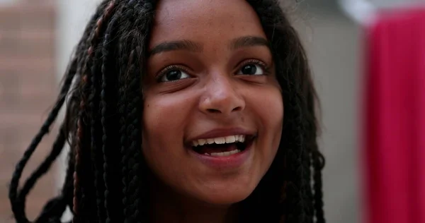 Boldog Brazil Tinédzser Lány Mosolyog Fekete Afrikai Származású Gyermek Alkalmi — Stock Fotó