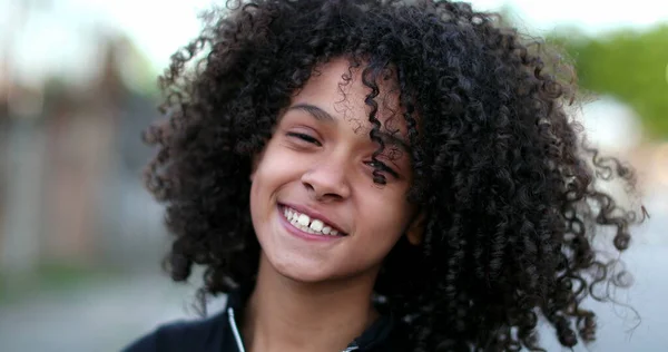 Szczęśliwe Brazylijskie Dziecko Uśmiechnięte Kamery Latynoski Czarny Dziewczyna Dziecko Kręcone — Zdjęcie stockowe