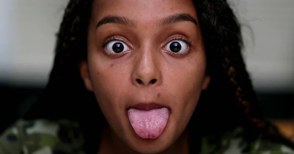 Eğlenceli Genç Kız Kameraya Yüzünü Buruşturup Dilini Dışarı Çıkarıyor — Stok fotoğraf