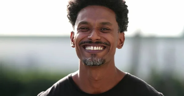 Feliz Negro Africano Homem Sorrindo Rindo — Fotografia de Stock