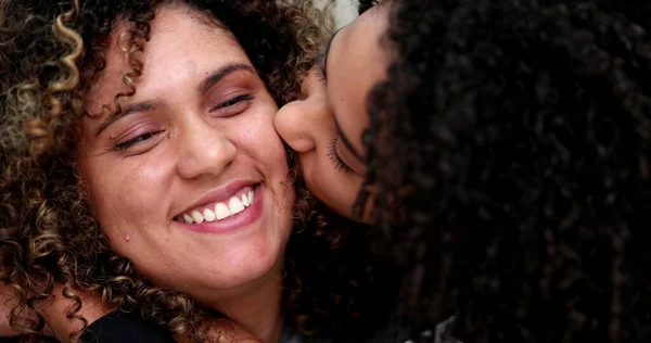 Hija Abrazando Madre Hijo Abrazando Mamá Familia Raza Mixta Diversa — Foto de Stock