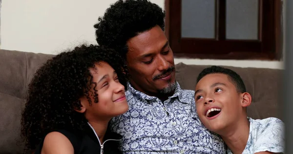 Gelukkige Afrikaanse Vader Kinderen Relatie Papa Praat Met Dochter Zoon — Stockfoto