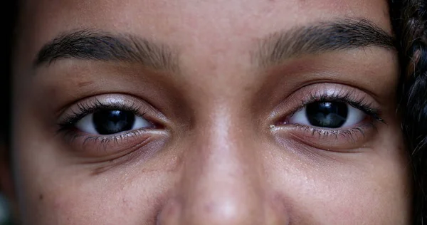 Kız Kapanıyor Gözlerini Açıyor Kameraya Bakıyor Makro Yakın Plan Genç — Stok fotoğraf
