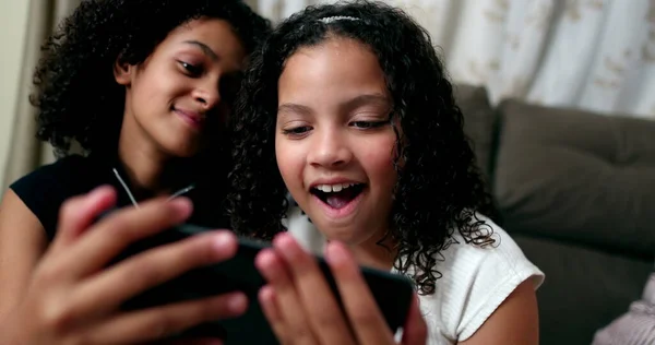 Twee Tieners Reageren Met Opwinding Entertainment Media Mobiele Telefoon Scherm — Stockfoto