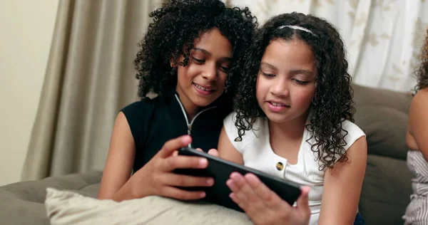 Twee Kleine Meisjes Die Thuis Een Smartphone Gebruiken Preteen Vrienden — Stockfoto