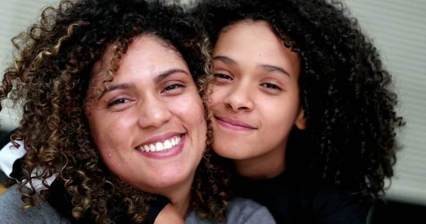 Anne Kızı Kameraya Birlikte Poz Veriyorlar — Stok fotoğraf