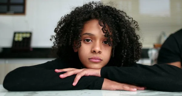 Vegyes Bőrű Kamaszlány Mosolyog Portré Spanyol Gyerek Közelkép Mosoly — Stock Fotó