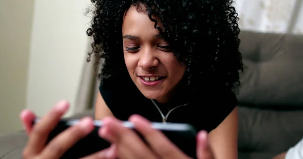 Een Klein Meisje Met Een Mobieltje Latino Zwart Tiener Kind — Stockfoto