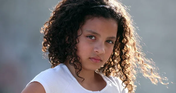 Cara Retrato Menina Olhando Para Câmera Criança Brasileira — Fotografia de Stock