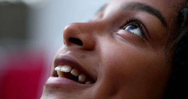 Nastolatka Dziewczyna Oczy Patrząc Górę Niebo Uśmiechnięty Czarny Afrykański Pochodzenie — Zdjęcie stockowe