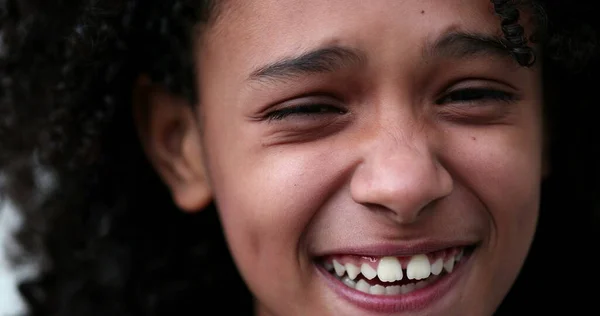 Portret Dziewczynki Uśmiechającej Się Śmiejącej Afrykańskie Dziecko Bliska — Zdjęcie stockowe