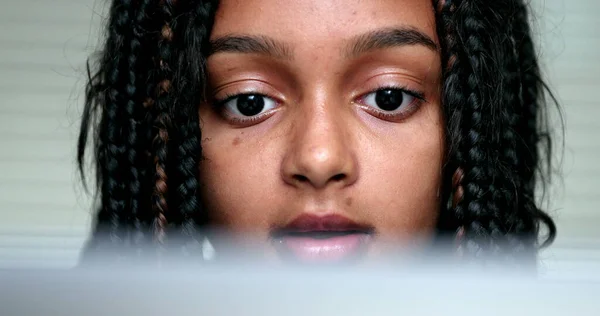 Retrato Hispânico Preto Menina Olhando Para Computador Tela Rosto Closeup — Fotografia de Stock