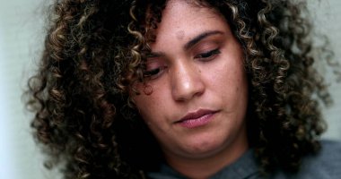 Düşünceli üzgün İspanyol kadın saçlarını düzeltiyor.