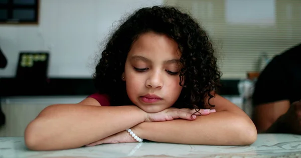 Petite Fille Triste Pensive Enfant Contemplatif Regardant Vers Bas Perdu — Photo