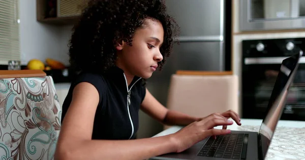 Menina Pré Adolescente Usando Laptop Casa Criança Negra Digitando Computador — Fotografia de Stock