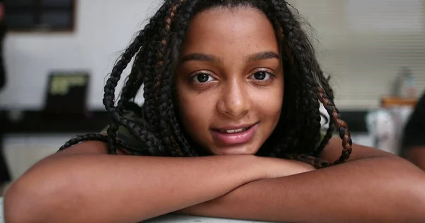 Küçük Kız Kameraya Gülümsüyor Irk Siyah Irk Kökenli Afrikalı Çocuk — Stok fotoğraf